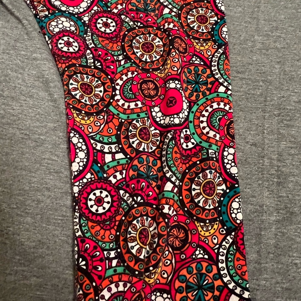 LulaRoe Randy Tee - Picture 2 of 5